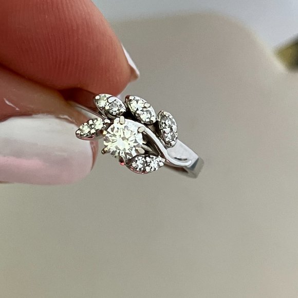 14k White gold ring, Size 6 with REAL Diamonds. Comes with appraisal - Picture 7 of 16